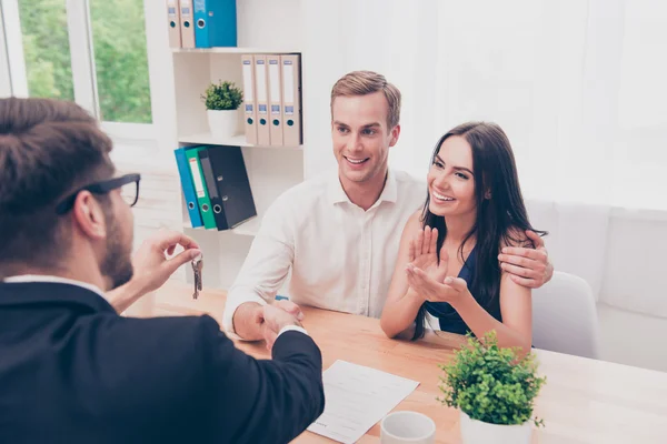 Portrait of happy family reach agreement with real estate agent — Stock Photo, Image