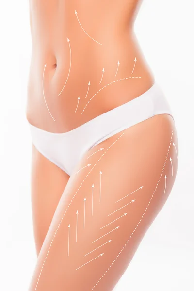 Feche a foto da barriga sexy da mulher e quadril com setas — Fotografia de Stock