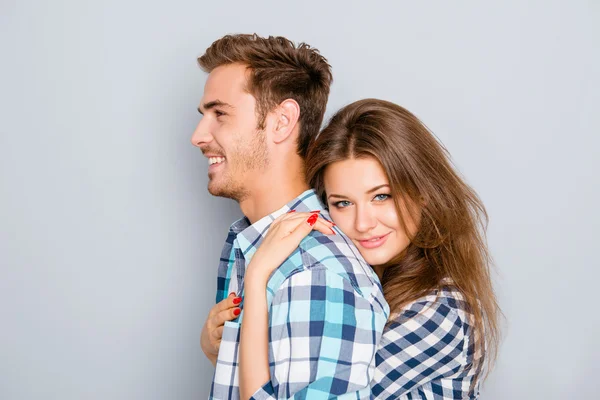 Retrato de una hermosa joven abrazando a su guapo novio —  Fotos de Stock