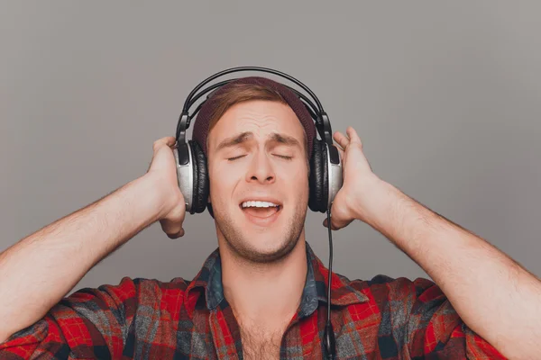 Retrato del hombre en auriculares escuchando música y cantando — Foto de Stock