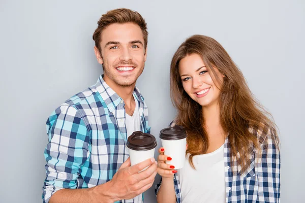 Portrait de heureux jeune couple amoureux boire du café — Photo