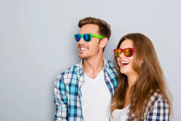 Retrato de excitado joven alegre hombre y mujer en espectáculos — Foto de Stock