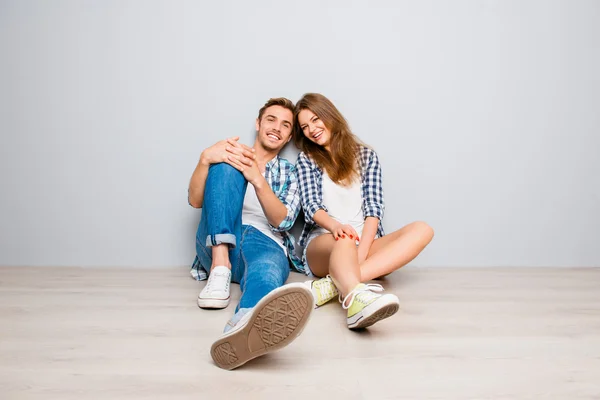 Junges glückliches verliebtes Paar sitzt auf dem Fußboden — Stockfoto