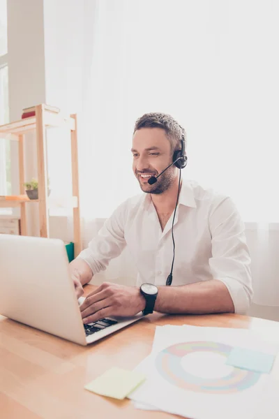 Portret van de jonge mens in hoofdtelefoon werken in callcenter — Stockfoto