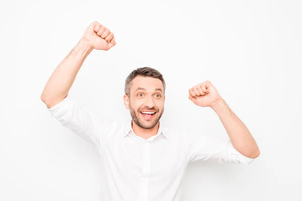 Blij blij man vieren overwinning met opgeheven handen — Stockfoto