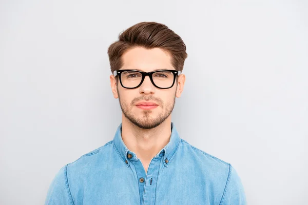 Portret van ernstige kalm minded zakenman bril — Stockfoto