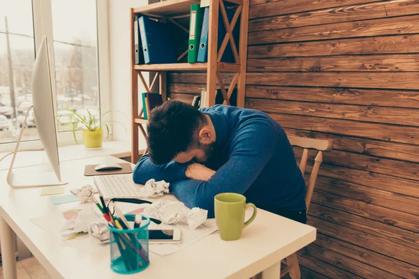 Utmattad affärsman sova på bordet efter hård arbetsdag — Stockfoto