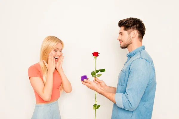 Jonge man met huwelijksaanzoek om zijn vriendin roos — Stockfoto