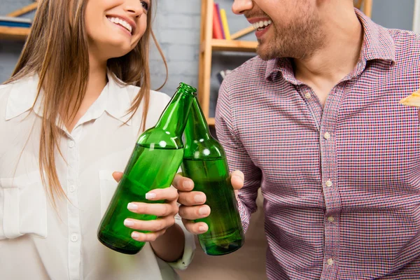 干杯 ！关闭了画像的男人和女人喝啤酒 — 图库照片