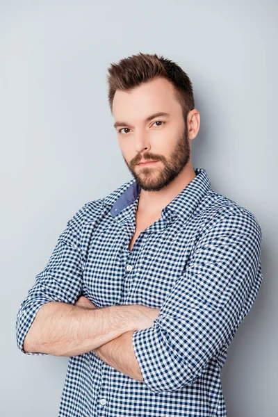 Portrait de beau jeune homme aux mains croisées — Photo