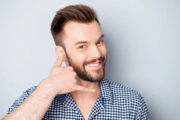 Retrato de chico sonriente alegre pidiendo que lo llamen —  Fotos de Stock