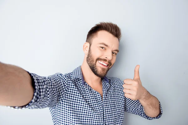 Homem feliz fazendo selfie e mostrando o polegar para cima — Fotografia de Stock