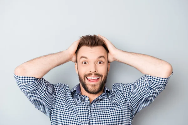 Portret van vrolijke blij blij man hoofd aan te raken — Stockfoto