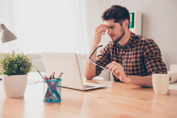 Overwerkt minded man denken over de manier om de taak voltooien — Stockfoto