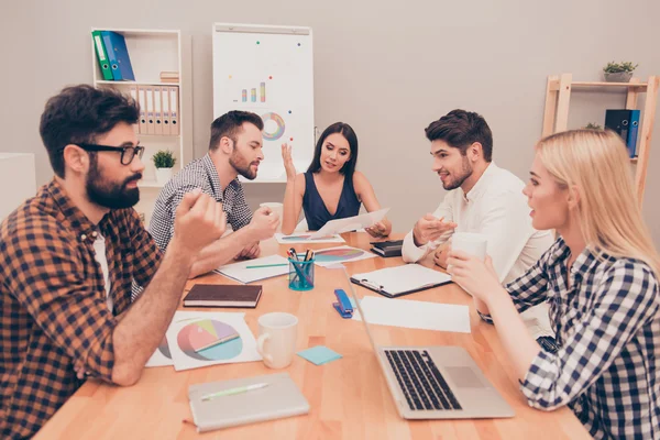 Young managers conversing at conference table, they planning new — Stock Photo, Image
