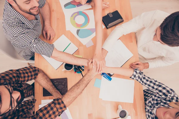 Blick von oben auf ein glückliches Business-Team, das die Hände über dem Kopf zusammenlegt — Stockfoto