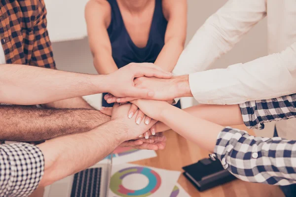 Närbild av affärspartners som gör hög av händer vid mötet — Stockfoto