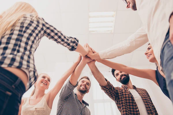 Amigos fuertes cuando están juntos. Muchas manos apretadas — Foto de Stock