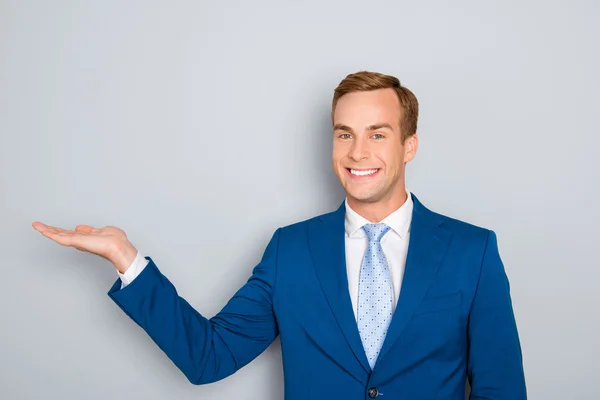 Hombre alegre en traje azul haciendo la presentación del nuevo producto —  Fotos de Stock