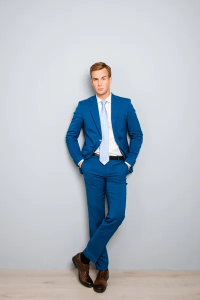 Full length portrait of handsome man in suit holding hands in po — Stock Photo, Image