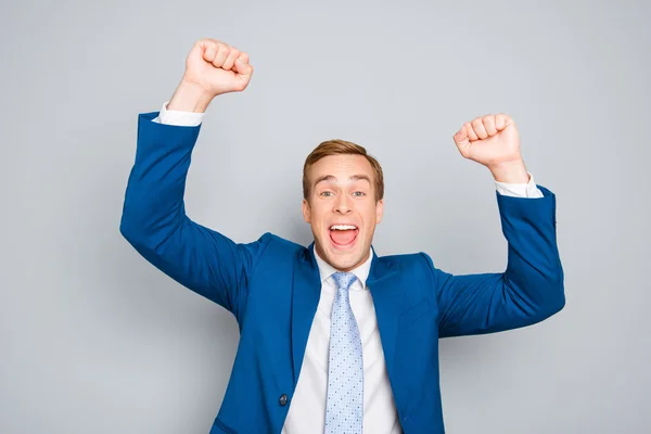 Podniesiony portret szczęśliwy biznesmen świętuje zwycięstwo z ha — Zdjęcie stockowe