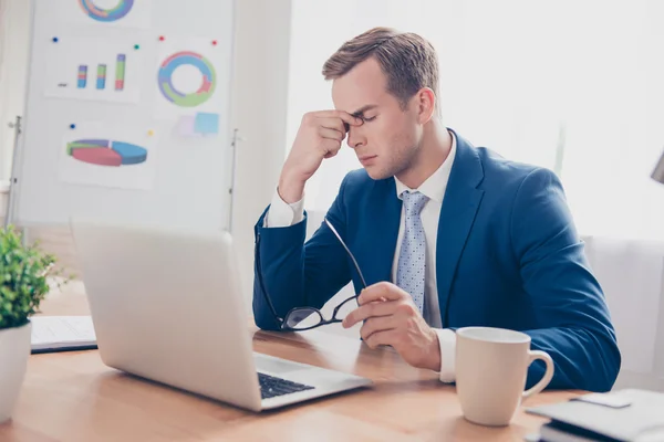 Müde grübeln Geschäftsmann über Weg zur Erfüllung der Aufgabe — Stockfoto