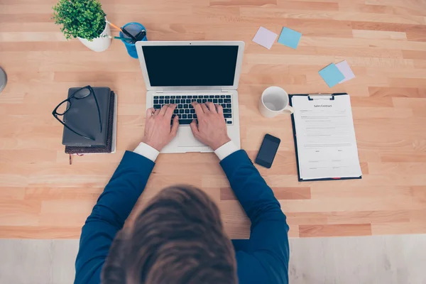 Vista dall'alto del posto di lavoro. Giovane uomo d'affari digitando sul computer portatile — Foto Stock