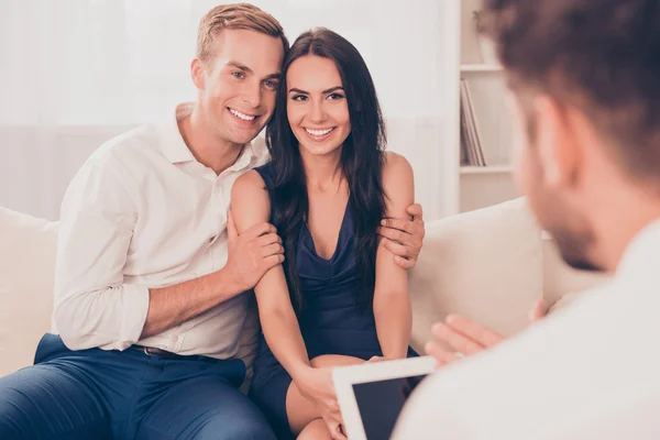 Jovem casal feliz na recepção para psicólogo familiar — Fotografia de Stock