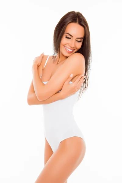 Ritratto di bella donna in costume da bagno bianco che si tocca la pelle — Foto Stock