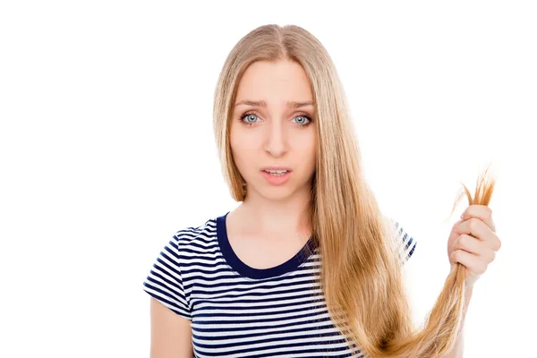 Menina triste olhando para seu cabelo danificado — Fotografia de Stock
