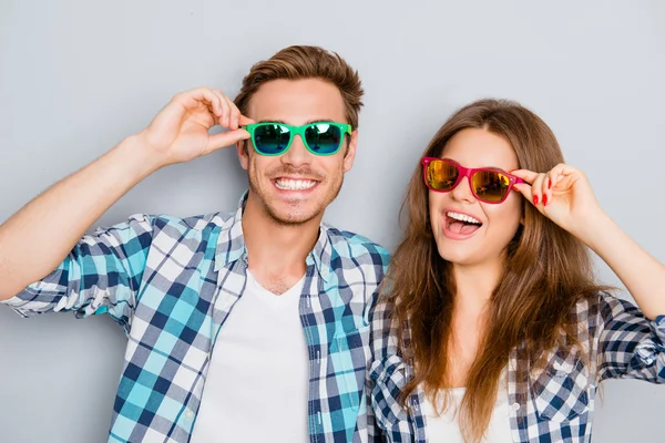 Portret van gelukkige lachende paar verliefd dragen van bril — Stockfoto