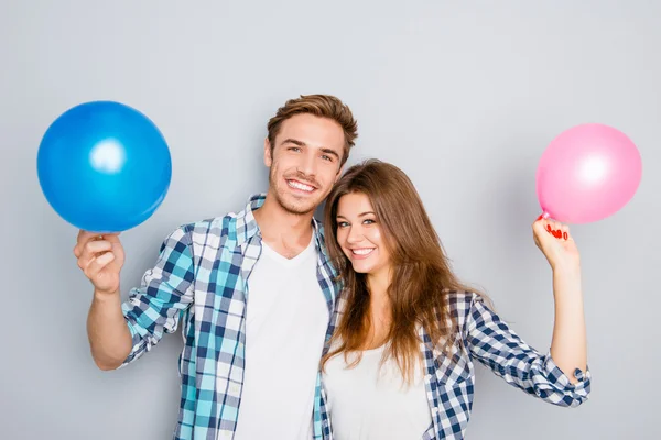 Jonge gelukkige familie houdt van ballonnen en viert verjaardag — Stockfoto
