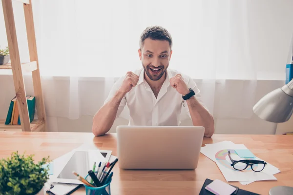 Felice uomo d'affari achiving suo obiettivo e mostrando pugni — Foto Stock