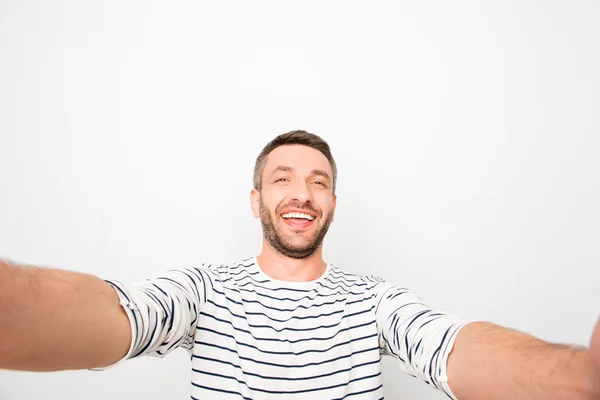 Guapo sonriente feliz hombre haciendo selfie sobre fondo blanco — Foto de Stock