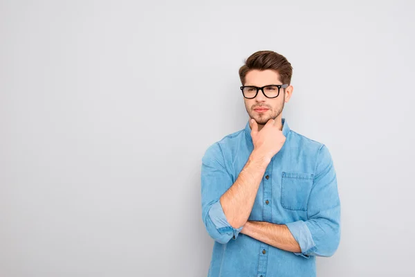 Porträtt av stilig sinnad ung man i glas tror — Stockfoto