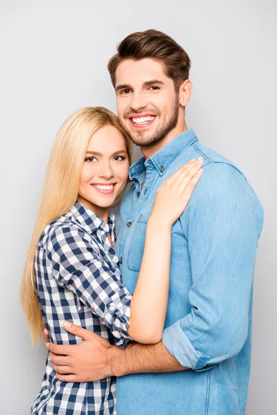 Portrait de couple mignon heureux dans les câlins d'amour et souriant — Photo