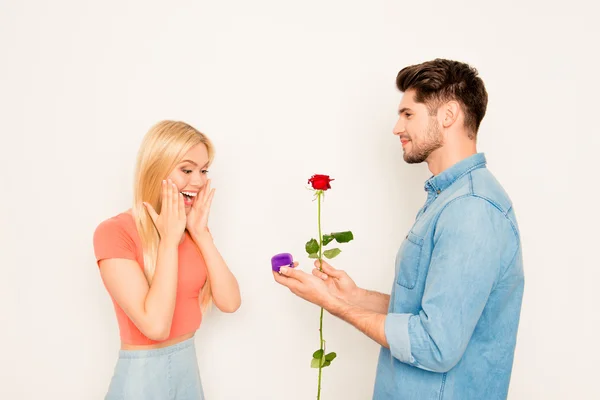 Jovem com rosa fazendo proposta de casamento para sua namorada — Fotografia de Stock