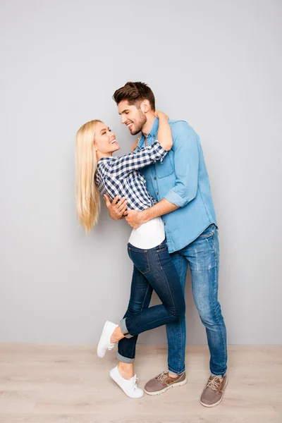 Довольно счастливая женщина обнимает своего красивого парня — стоковое фото