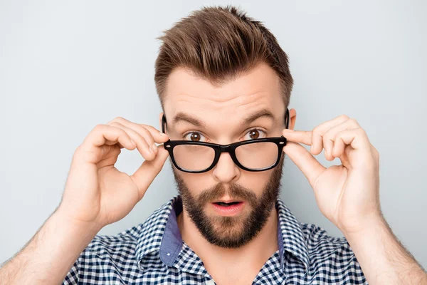 Portret van geschokt moderne man raakt zijn bril — Stockfoto