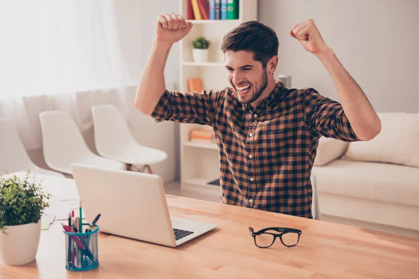 Empresário feliz bem sucedido completou sua tarefa e triunfo — Fotografia de Stock