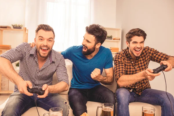 Мужской конкурс! взволнованный счастливый веселый человек играет в видеоигру с h — стоковое фото