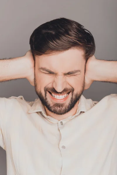 Retrato de homem de negócios triste cobrindo orelhas do barulho — Fotografia de Stock