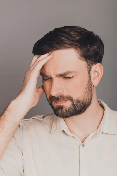 Портрет уставшего депрессивного молодого человека с сильной головной болью — стоковое фото