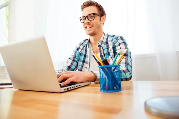Portret szczęśliwy uśmiechający się człowiek w okularach pracę z laptopem — Zdjęcie stockowe