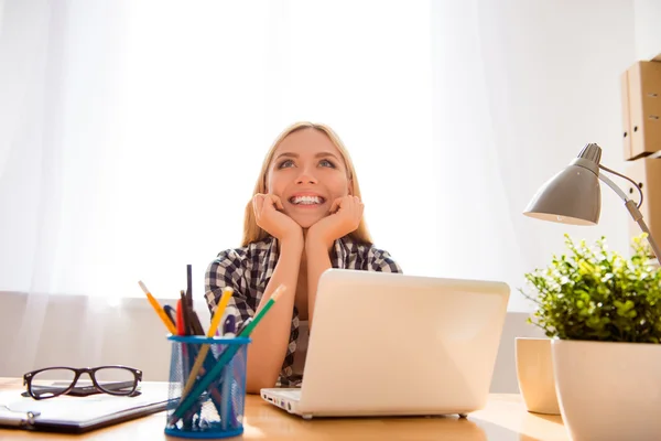 Bastante alegre exitosa joven mujer soñando en la oficina — Foto de Stock