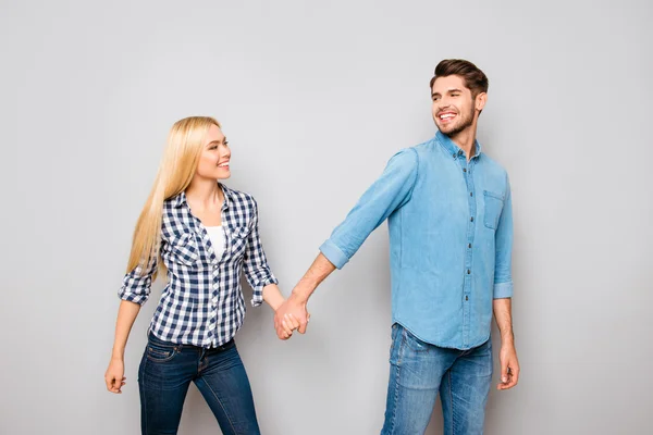 ¡Ven conmigo! lindo y feliz joven pareja juntos va a happ — Foto de Stock