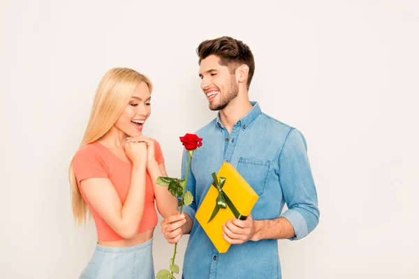 Surpreendida jovem mulher recebendo presentes de seu marido — Fotografia de Stock