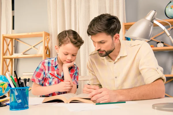 Pai e seu filhinho estudando com livro interessante — Fotografia de Stock