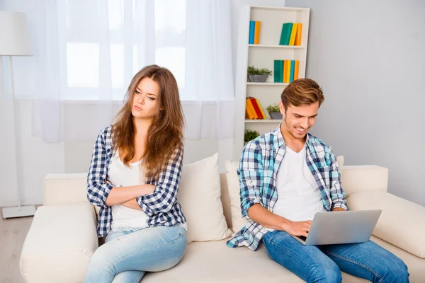 Crisis en la familia. Mujer triste y hombre feliz con portátil — Foto de Stock