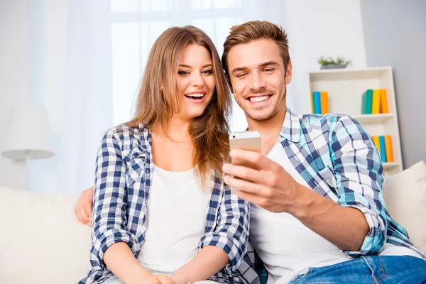Gülümseyen adam SMS cep telefonunda heyecanlı karısına gösterilen. — Stok fotoğraf